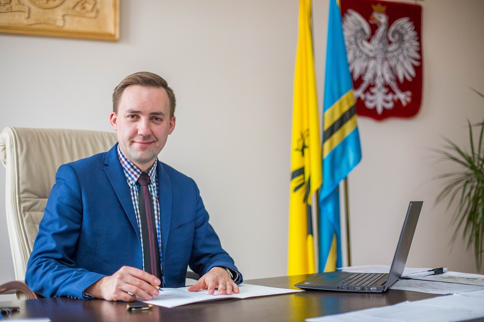 Roman Kużel - Burmistrz Władysławowa, zdjęcie przedstawia Burmistrza siedzącego za biurkiem w gabinecie